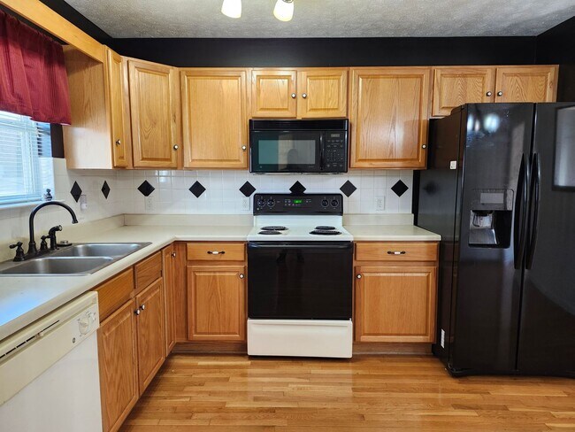 Building Photo - For Rent: Harrisonburg 3 BR, 2.5 Bath Townhouse