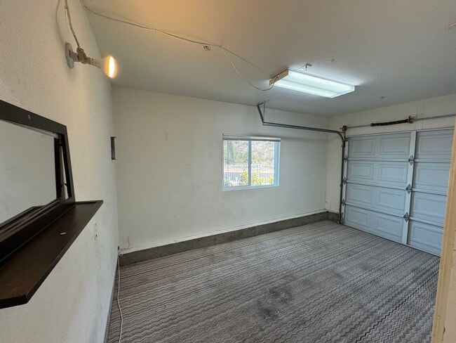 Building Photo - Gorgeous for 4 Bedroom and gated community