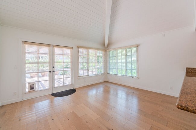 Building Photo - 16 Sausalito Cir W