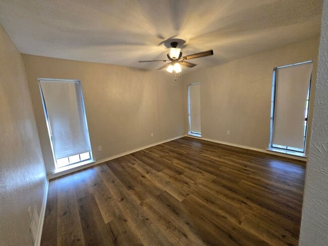 Building Photo - Stunning 4-bd 2.5 bath