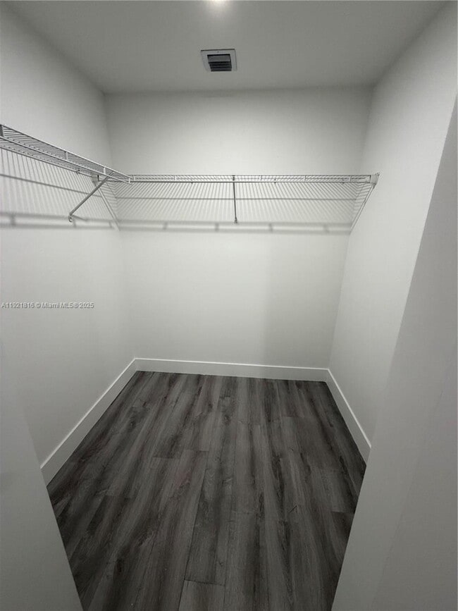 Building Photo - 859 E 24th St