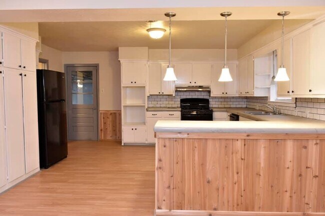 Building Photo - 2506 BEVERLY DR