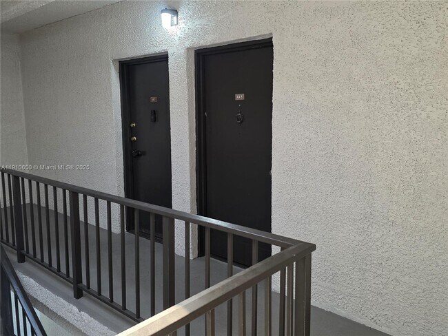 Building Photo - 10399 N Kendall Dr