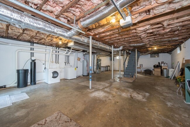 Building Photo - **UPDATED 3-BEDROOM DUPLEX WITH ATTACHED G...