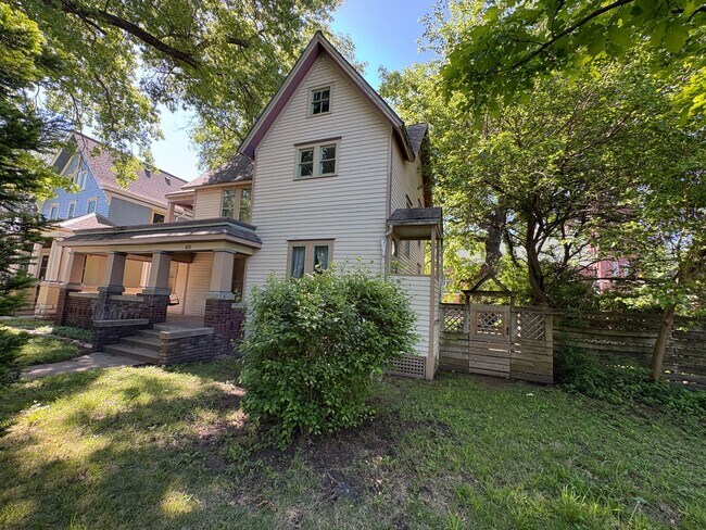 Building Photo - 4 bedroom 2 bathroom Historic Home Downtown Manhattan KS