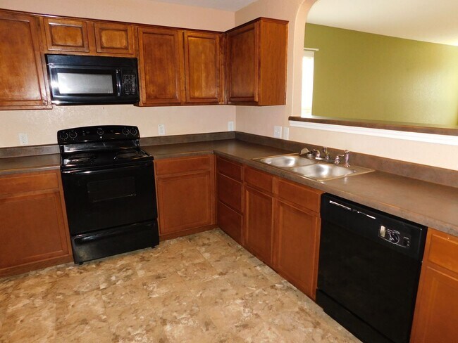 Building Photo - Beautiful, spacious 4 bedroom, 2.5 bath ho...