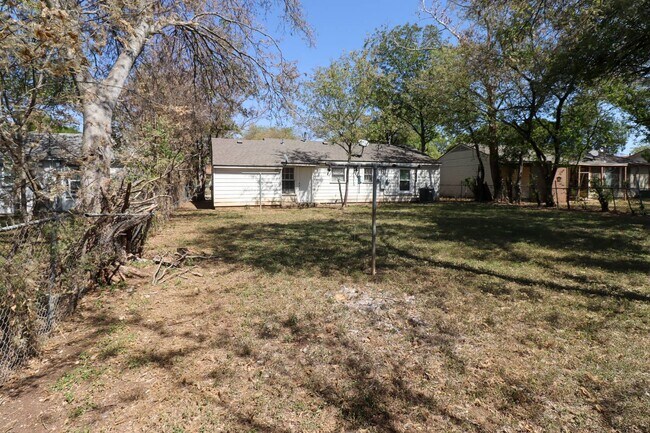 Building Photo - 1512 White Ave