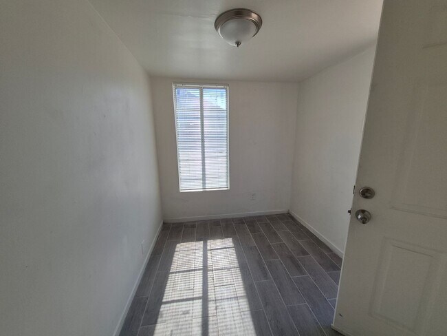 Building Photo - 383 S 7th Ave