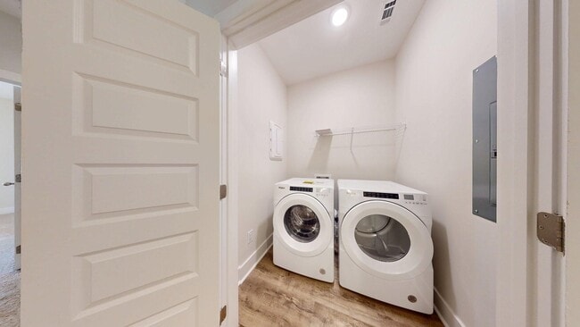 Building Photo - Owens Crossing Townhome