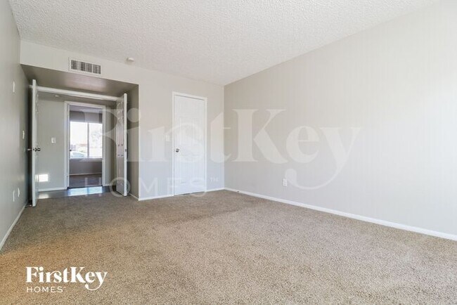 Building Photo - 6015 W Poinsettia Dr
