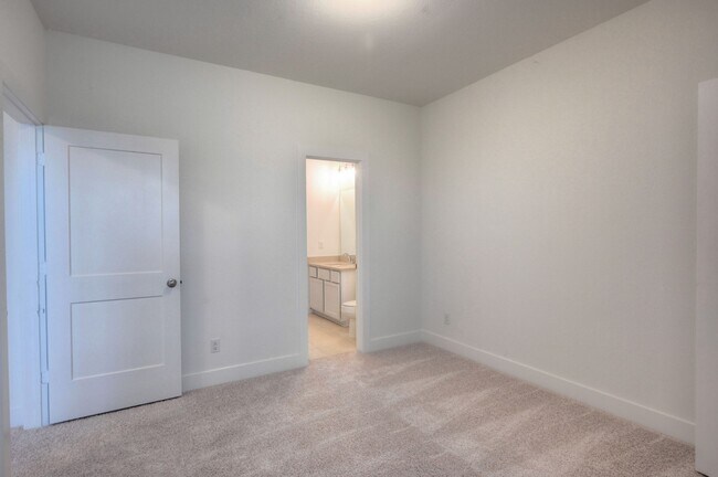 Building Photo - 1535 Crystal Stream Dr