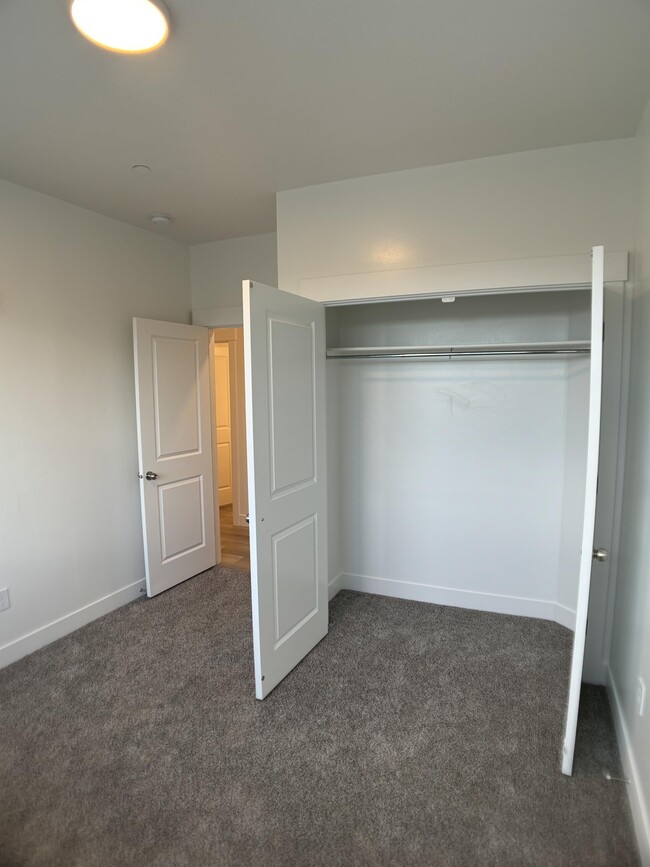 Building Photo - 463 W 60 S