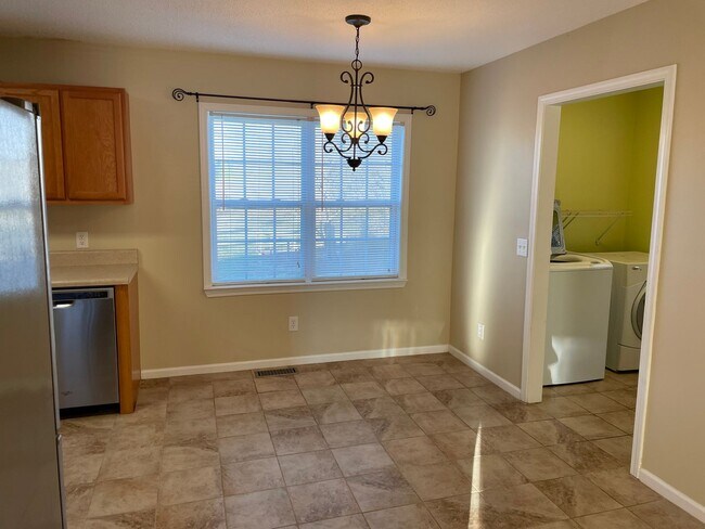 Building Photo - 3 bed 2 bath home