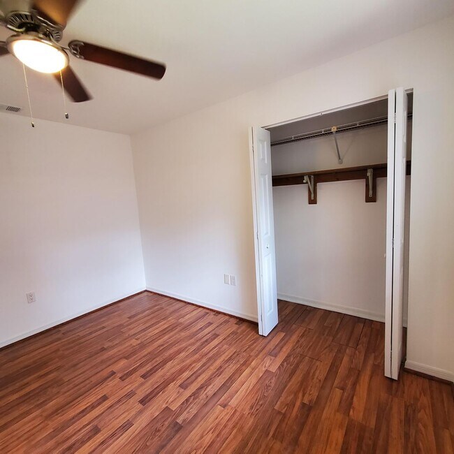 Building Photo - Location, convenience, comfort. This 4 bedroom plus den, 2 bath has it all!