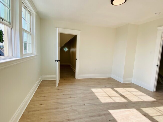 Building Photo - 1733 W 29th St