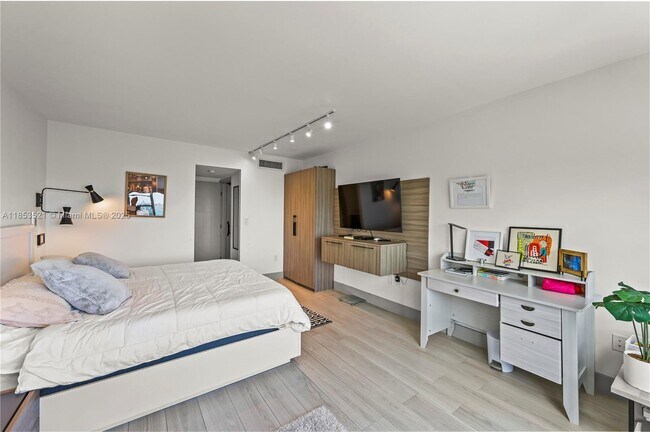 Building Photo - 11111 Biscayne Blvd