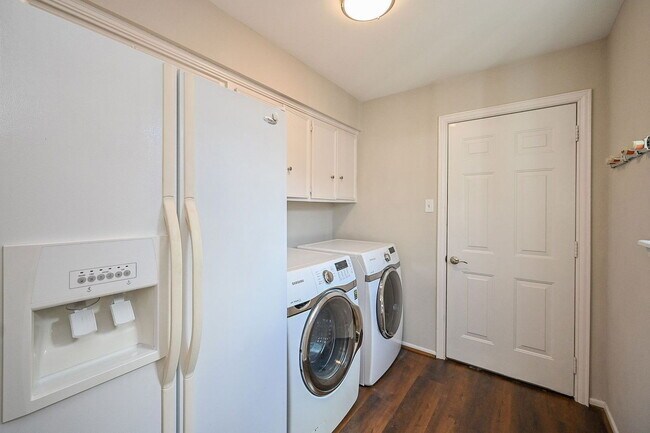 Building Photo - 414 Fox Briar Ln