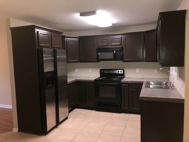 Building Photo - 3/2 Ranch w/ Large 2 Car Garage and Fenced in Backyard on Private Cul-De-Sac!