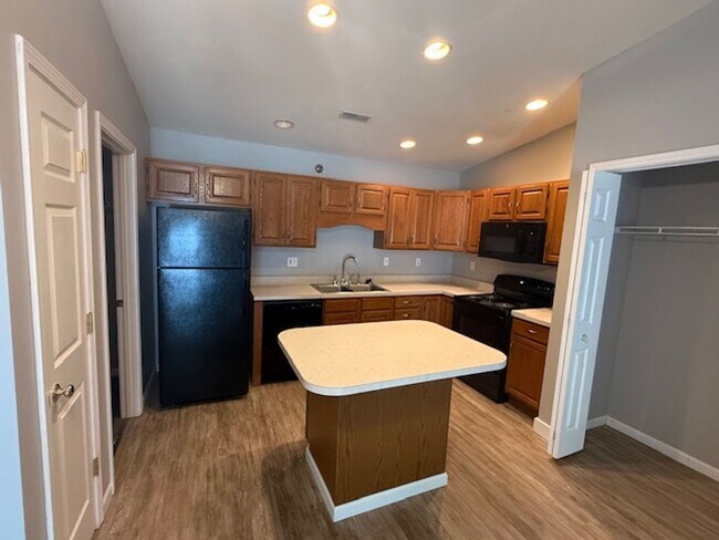 Building Photo - 142-156 Goldenrod