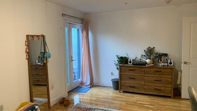 Building Photo - 25 Alpine St