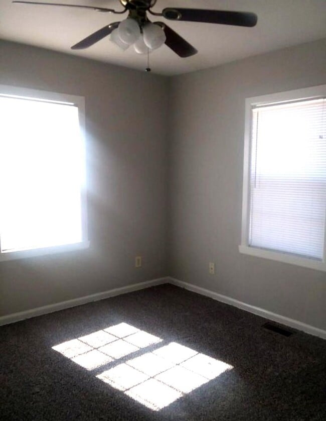 Building Photo - Darling 3 Bedroom in Nice Quiet Area