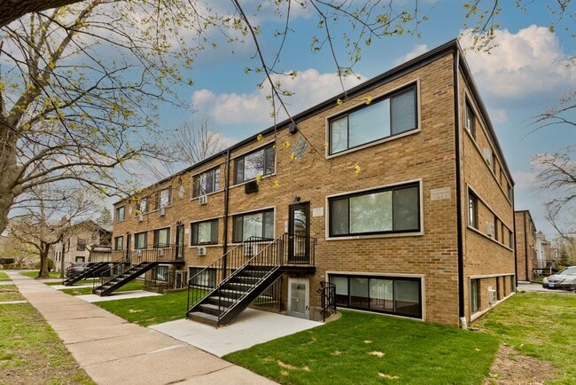 Building Photo - Newly Renovated 1 Bedroom Corner Unit