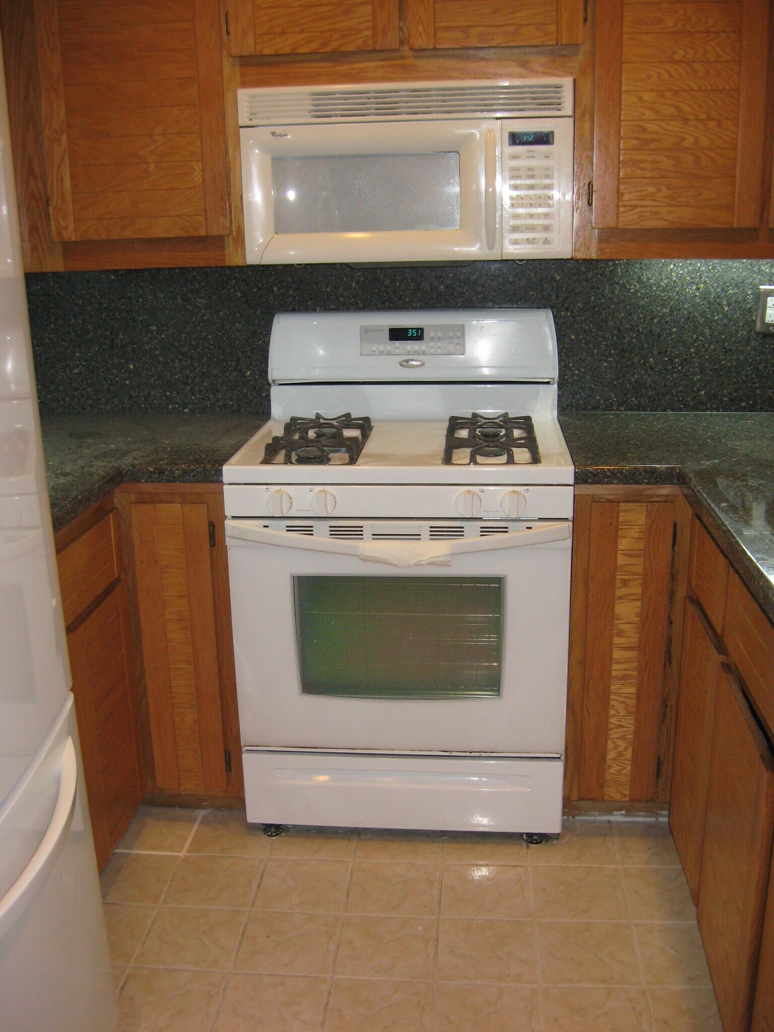 Kitchen Natural Quartz Counter. - 6999 Rodling Dr