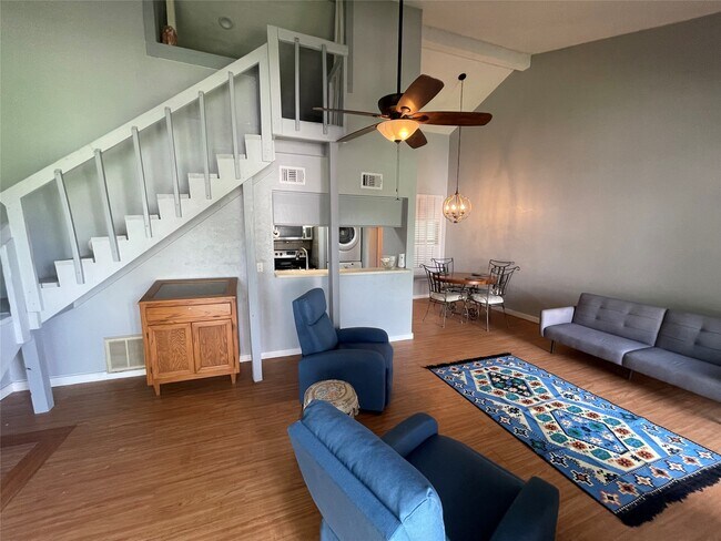 Building Photo - 204E Lakeview Ter