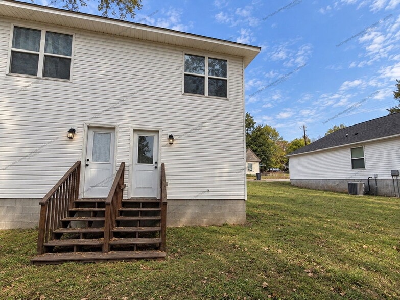 Building Photo - 518 N Coker St