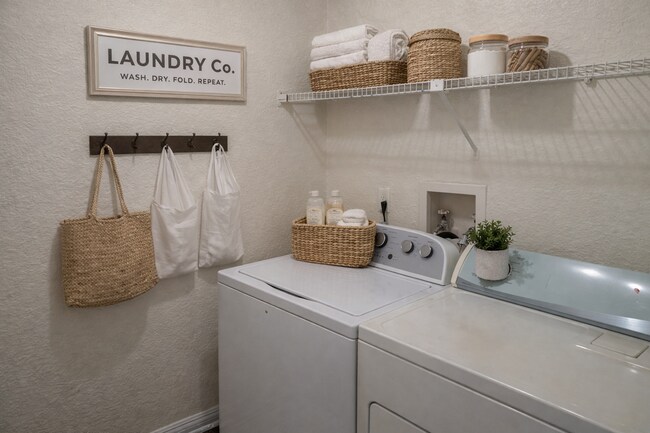 Building Photo - Beautiful Remodeled Winter Park 2/2 Condo for Rent in Front of Full Sail.