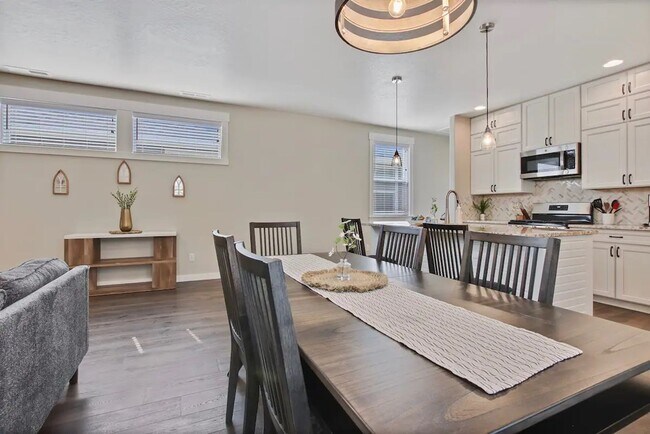 Building Photo - Beautiful 3 bedroom Single Level Home _ Pe...