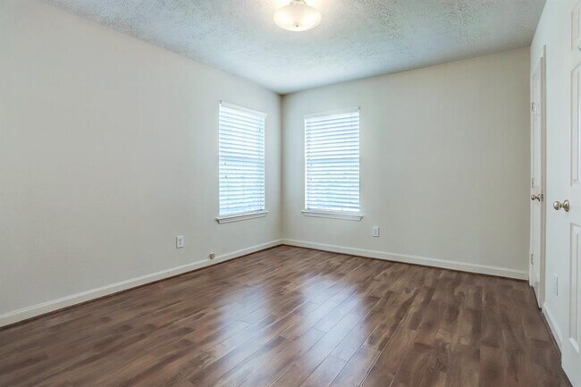 Building Photo - 2426 Linwood Dr