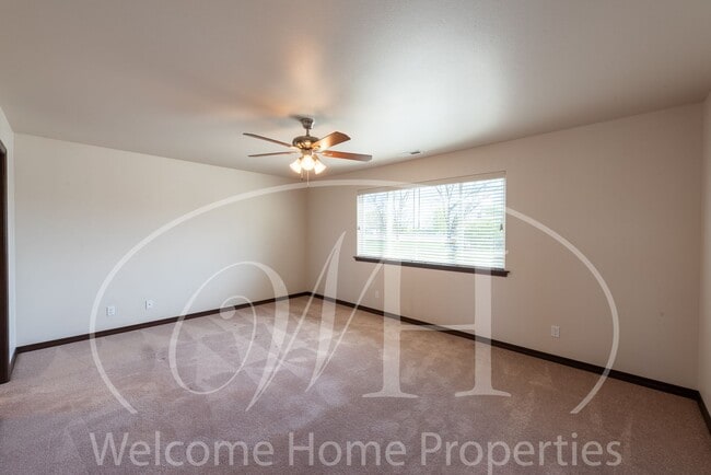 Building Photo - Newer Large Home in Great Neighborhood wit...
