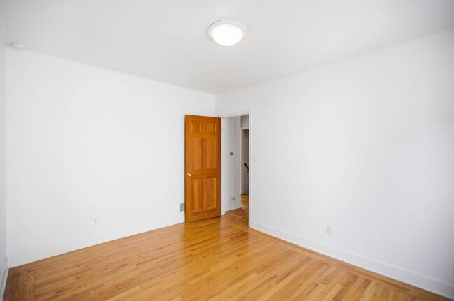 Building Photo - Steps from Green Lake ,6 bed 3 bath home with 2 kitchens and 2 laundry rooms.