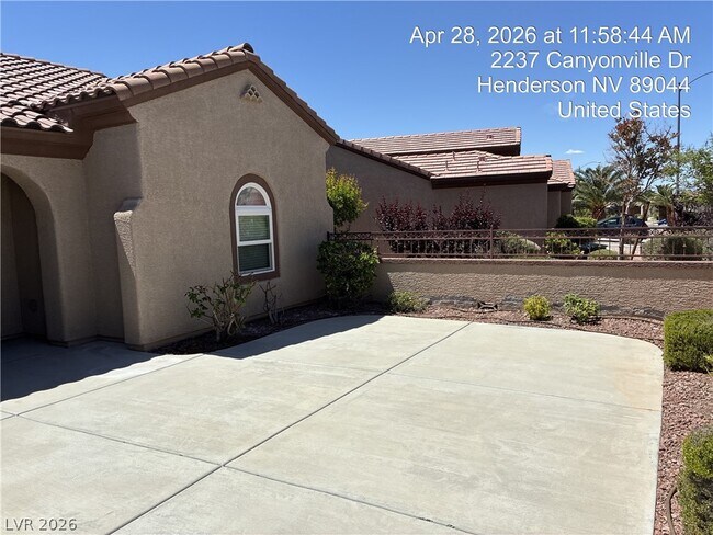 Building Photo - 2237 Canyonville Dr