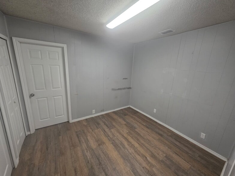 Building Photo - 211 W Huff Ave