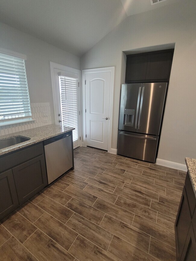 Building Photo - 105 Riverhill Dr