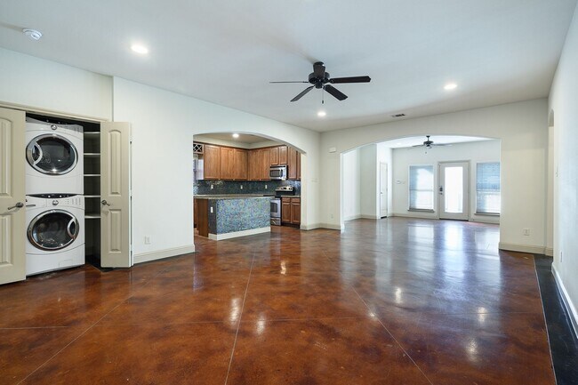 Building Photo - * MOVE IN SUMMER 07/11/2027 * 5 Bed 3 Bath, Very Short Walk to TCU Campus