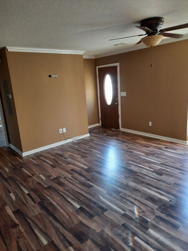 Building Photo - RENT ME!!!  MOVE IN SPECIAL OFFERED! PRICE...
