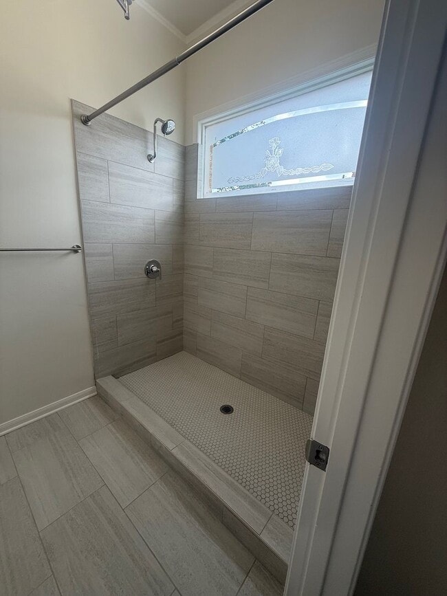 Building Photo - Garden Home