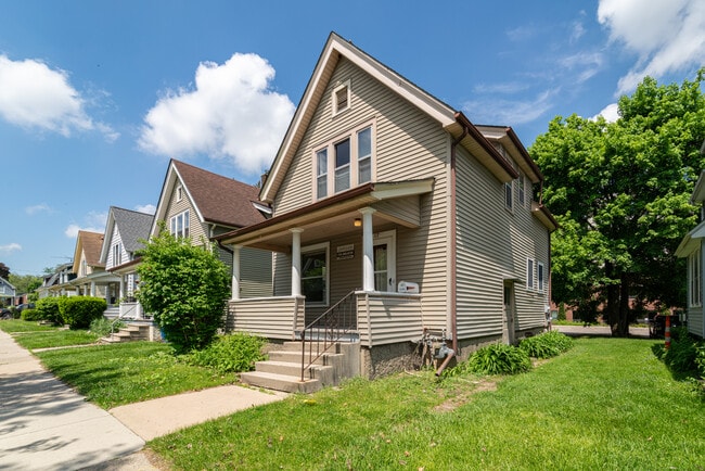 Building Photo - 117 Adams St