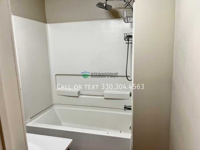 Building Photo - 133 Catherine St