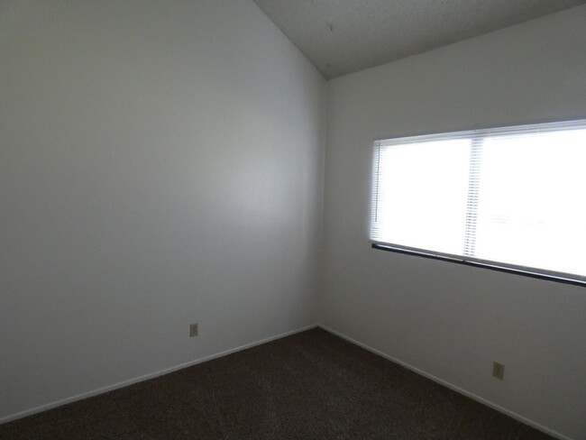 Building Photo - Spacious Northpoint Townhome near Righetti...