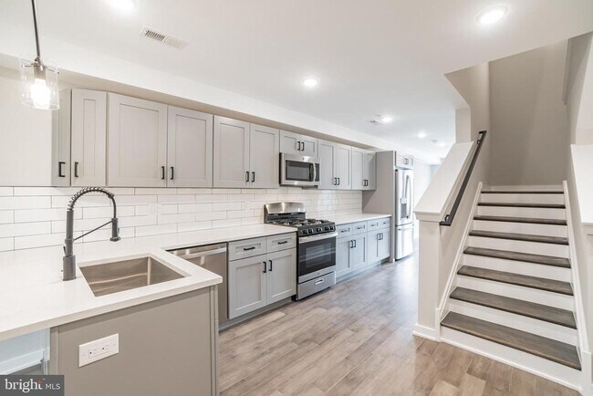 Building Photo - 2410 Clifford St