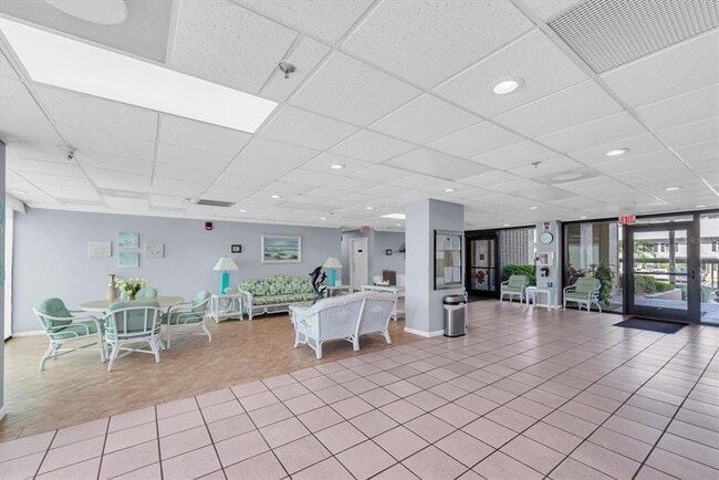 Building Photo - 7050 Sunset Dr S
