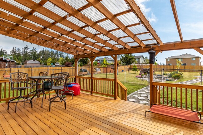 Building Photo - 4 Bedroom House in Gated Community