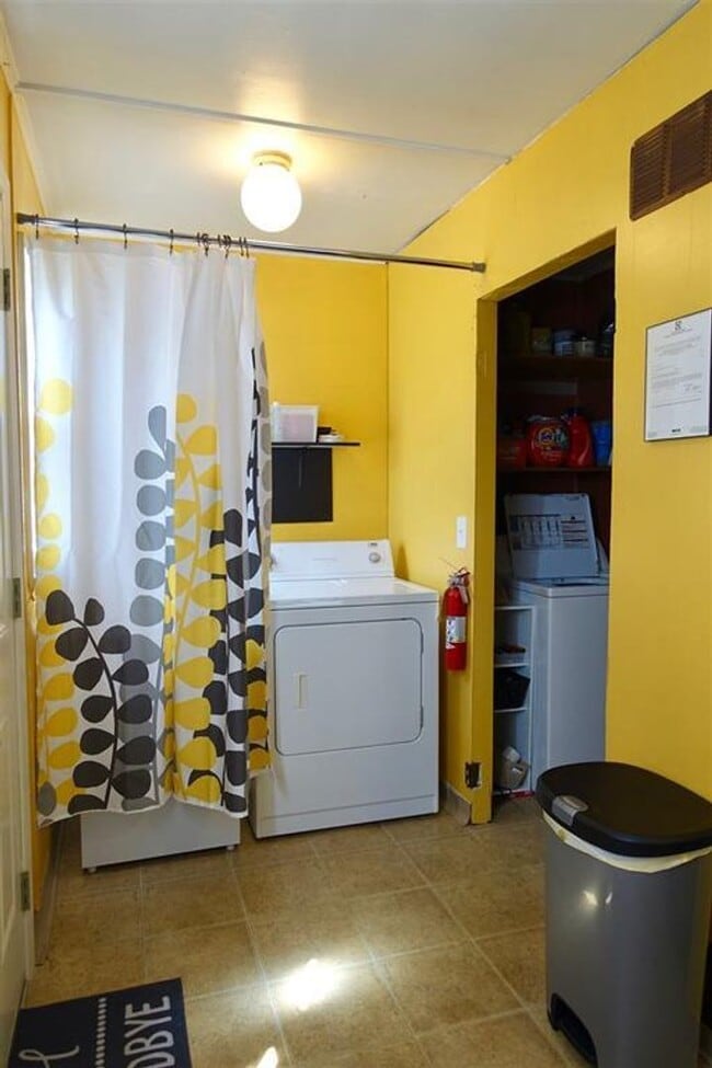 Building Photo - 416 S Eastside Dr