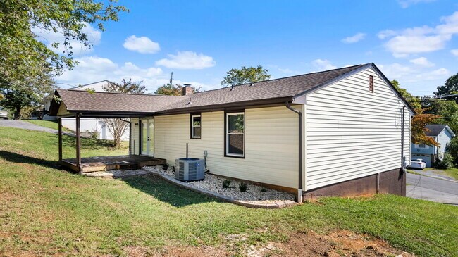 Building Photo - 1060 Okrina Dr