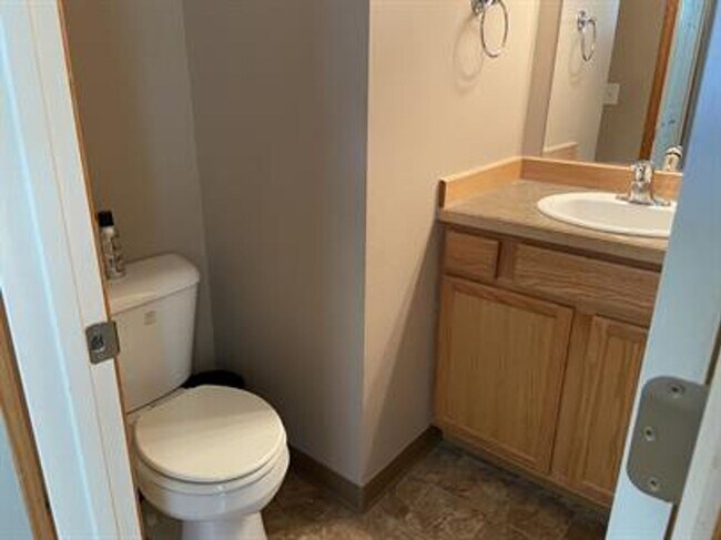 Building Photo - 3 bedroom 2 1/2 bath home in River Rock