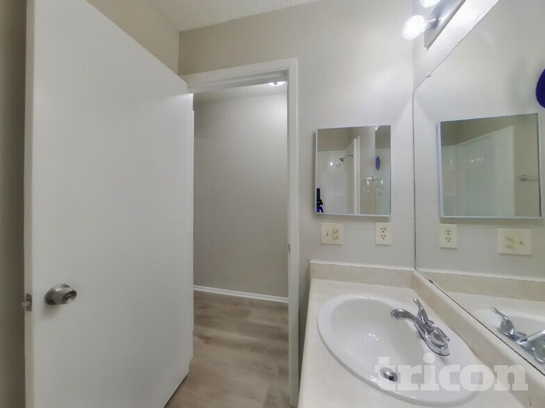 Building Photo - 15022 Old Creek St